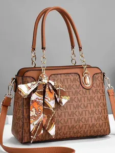 Braune Handtasche mit Monogramm-Muster, goldener Kette und elegantem Seidenschal