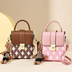 Sacs à bandoulière carrés verticaux marron et rose avec textures tissées et charm lapin