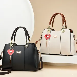 Elegante borsa a mano da donna nera e beige ad alta capacità con ciondolo a cuore