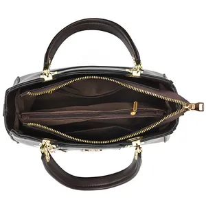 Borsa a mano classica in pelle nera con tre scomparti interni e dettagli in oro lucido
