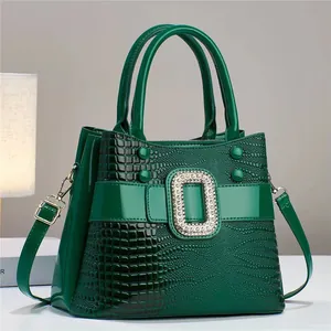 Bolso verde esmeralda con grabado de lagarto, hebilla de strass y detalles en charol