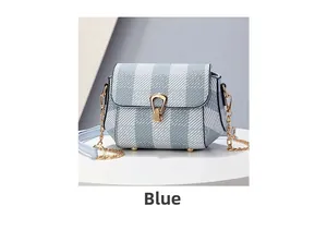 Détail du sac bandoulière à carreaux bleu clair avec boucle en U dorée et pieds en métal