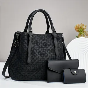 Dettaglio del set di borse in pelle nera con trama intrecciata e finiture in metallo