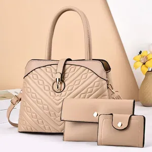 Ensemble de sacs beige matelassé 3 pièces avec cabas, portefeuille et accessoires dorés