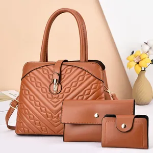 Ensemble de sacs à main marron trois pièces avec surpiqûres en V et détails dorés