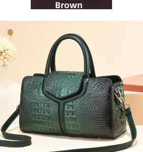 Détails de texture autruche et rivets métalliques sur le sac à bandoulière vert