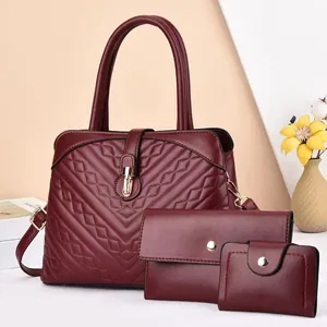 Ensemble de trois sacs à main bordeaux en cuir avec surpiqûres en V dorées