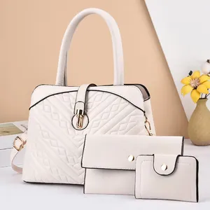 Détail d'un ensemble de trois sacs à main blancs matelassés avec accessoires dorés chic