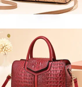 Détails du sac en similicuir rouge foncé avec motif crocodile et boucle métallique