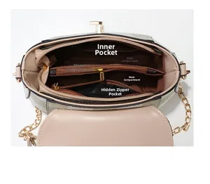 Détails de l'intérieur multi-compartiments et des poches du sac bandoulière beige