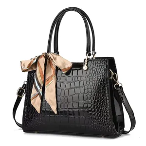 Elegante borsa a mano nera a motivo coccodrillo con foulard in seta e tracolla regolabile