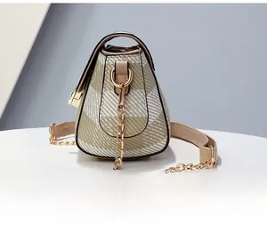 Vue latérale détaillée du sac à bandoulière à carreaux avec chaîne dorée et détails