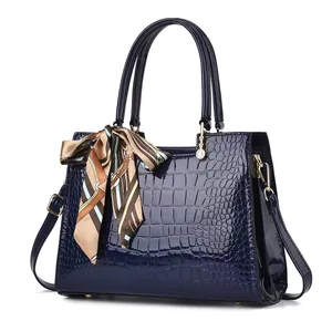 Elegante borsa a mano blu navy con stampa coccodrillo, sciarpa di seta e perla