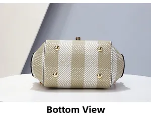 Vue détaillée du fond du sac avec pieds en métal doré et motif à carreaux beige