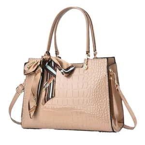 Elegante borsa beige in vernice con motivo a coccodrillo e sciarpa decorativa in seta