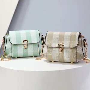 Sac bandoulière color-block chic avec bandoulière chaîne dorée et finition rayée