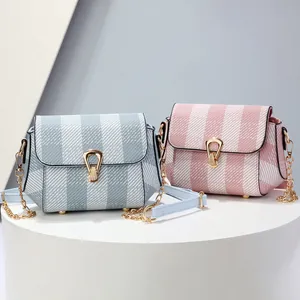 Sacs à bandoulière élégants en bleu et rose avec des chaînes dorées et motifs croisés