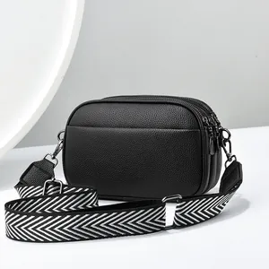 Schwarze Crossbody-Kameratasche aus genarbtem Leder mit drei Reißverschlüssen