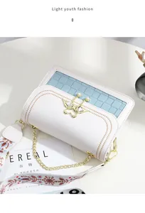 Détail du sac bandoulière blanc avec boucle cygne et sangle brodée à motif floral