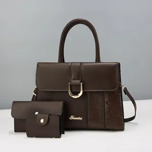 Dettaglio del set di 3 borse marrone scuro con fibbie dorate e texture in finta pelle