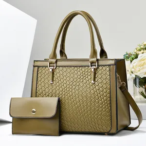 Set borsa a mano verde oliva in pelle intrecciata con dettagli in metallo oro