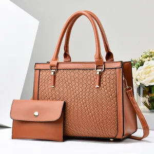 Set borsa a mano marrone intrecciata con portafoglio coordinato e tracolla regolabile chic