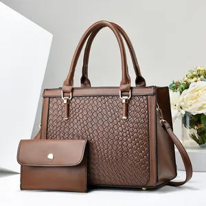 Dettaglio set borse in pelle PU marrone con trama intrecciata e hardware dorato