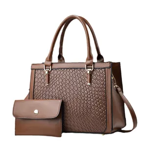 Set di 2 pezzi borsa tote e pochette in pelle intrecciata marrone con dettagli dorati