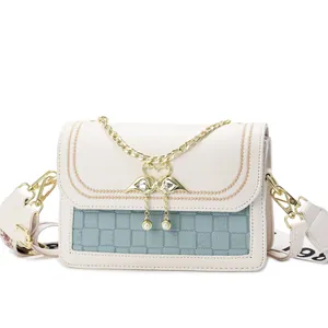 Sac bandoulière crème chic avec boucle cygne et bandoulière large décorative