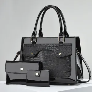 Ensemble de 3 sacs noirs en cuir verni brillant à motif crocodile avec garniture dorée