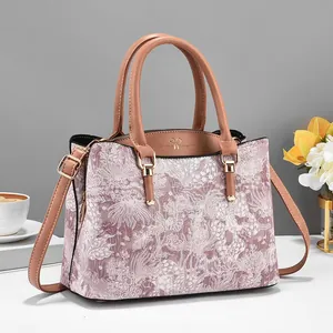 Elegante handtas met bloemenborduurwerk in roze-paars met bruine leren riemen