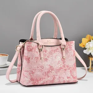 Roze handtas met paisley-patroon en lederen riemen in een sfeervolle lifestyle-zetting