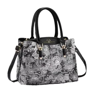 Dames handtas met bloemenborduursel en gouden hardware voor stijlvol crossbody gebruik