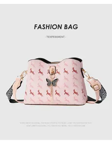 Sac seau rose avec imprimé cerf et pendentif papillon noir à pompon élégant