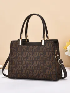 Détail du sac cabas marron foncé avec motif monogramme JOYS et ferrures en métal doré