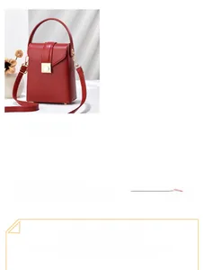 Dettaglio borsa in pelle rosso giuggiola con chiusura dorata e piedini di protezione