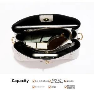 Vue intérieure montrant la grande capacité et les compartiments de ce sac seau blanc avec imprimé