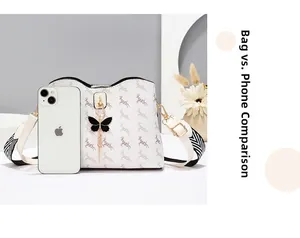 Comparaison de taille détaillée du sac à bandoulière blanc imprimé avec un téléphone