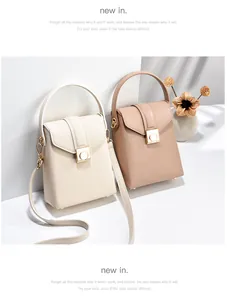 Vista dettagliata delle mini borse crema e beige con eleganti fibbie ad anello in oro opaco