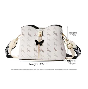 Détail du sac seau crème avec imprimé cerf et bandoulière tissée à rayures élégante