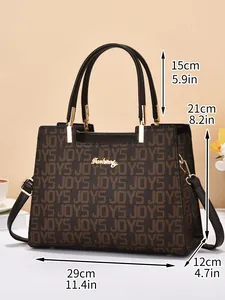 Détail du sac à main marron imprimé lettres avec dimensions et finitions dorées chic