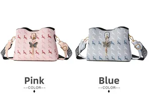 Détail de sacs seaux roses et bleus avec imprimés animaux et bandoulières rayées