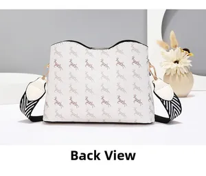 Vue arrière du sac seau crème avec imprimé cerf et bandoulière tissée aux boucles d'or