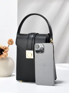 Borsa a tracolla minimalista in pelle nera opaca con fibbia dorata e confronto smartphone