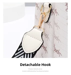 Détail du crochet doré amovible et du cuir imprimé sur le sac seau chic à bandoulière