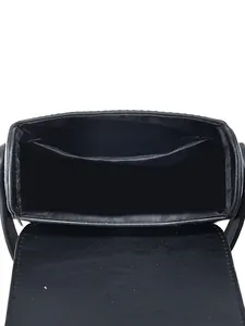 Borsa a tracolla minimalista nera con interno capiente e scomparto in morbida ecopelle