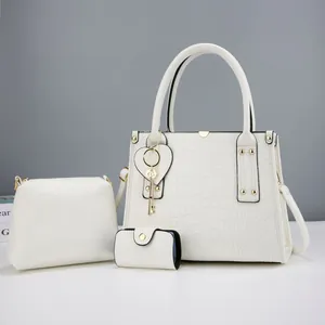 Ensemble détaillé de trois sacs en similicuir blanc avec motif crocodile et accents dorés