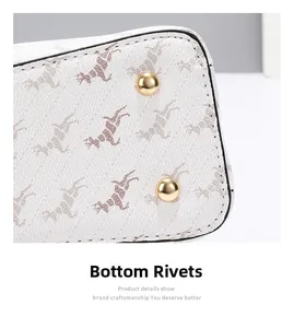 Vue détaillée des rivets de fond et de l'imprimé cheval sur un sac seau en similicuir