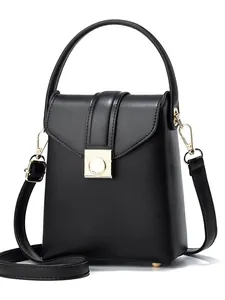 Borsa a tracolla minimalista in pelle nera opaca con chiusura dorata e manico superiore