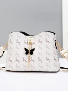 Sac seau blanc avec imprimé cerfs et pendentif papillon noir avec pompon doré